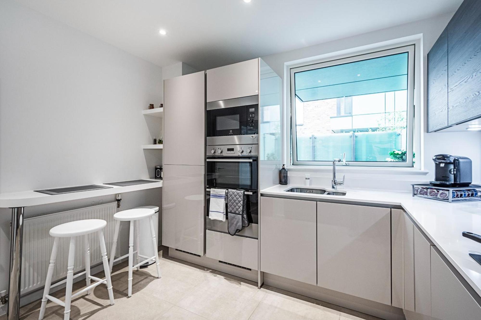 Chiswick Park 3 Bed 3 Bath West London - Parking Appartement Buitenkant foto