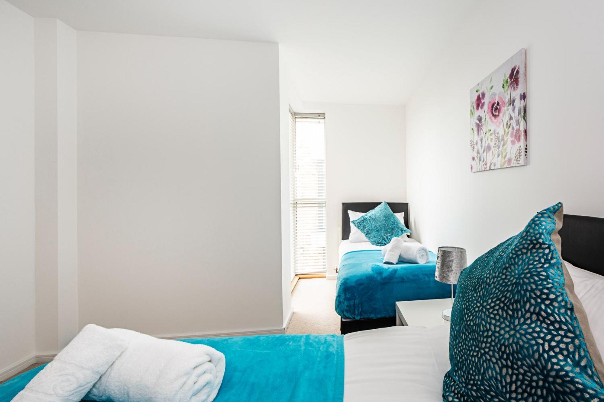 Chiswick Park 3 Bed 3 Bath West London - Parking Appartement Buitenkant foto