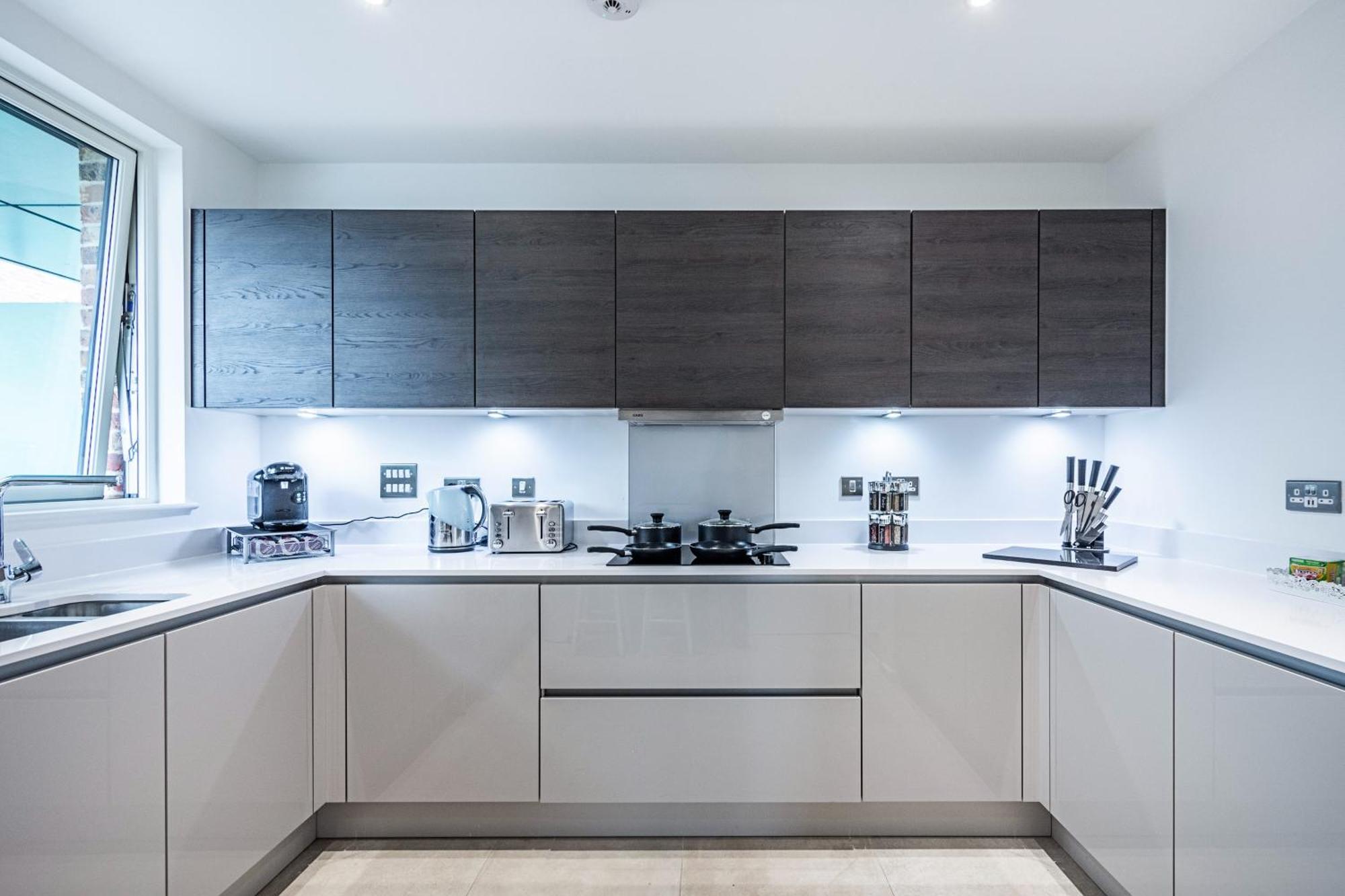 Chiswick Park 3 Bed 3 Bath West London - Parking Appartement Buitenkant foto