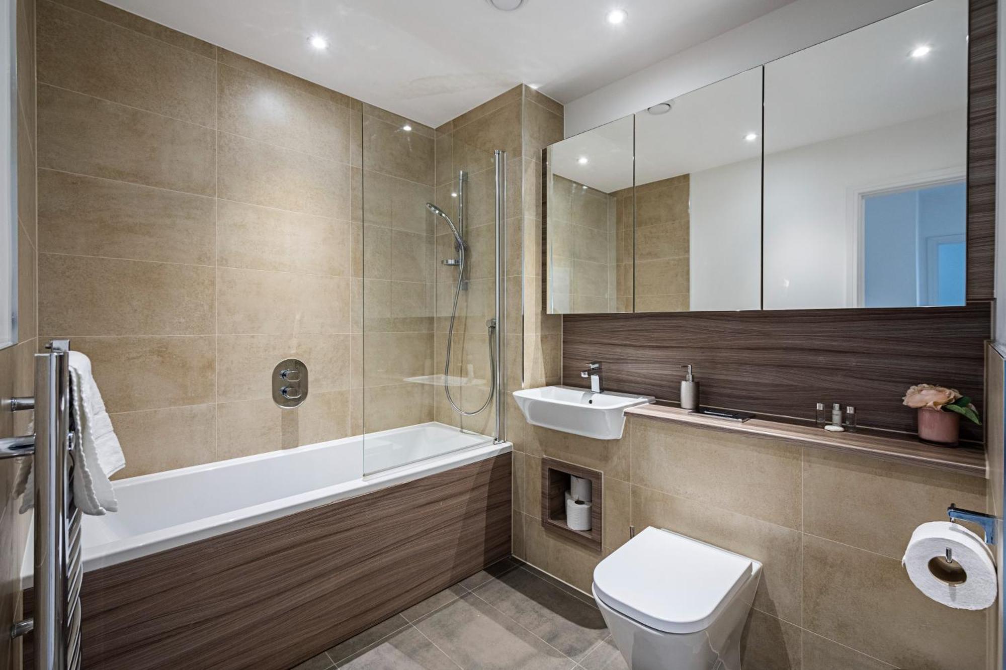 Chiswick Park 3 Bed 3 Bath West London - Parking Appartement Buitenkant foto