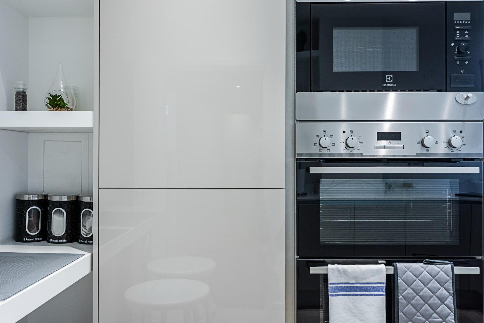 Chiswick Park 3 Bed 3 Bath West London - Parking Appartement Buitenkant foto