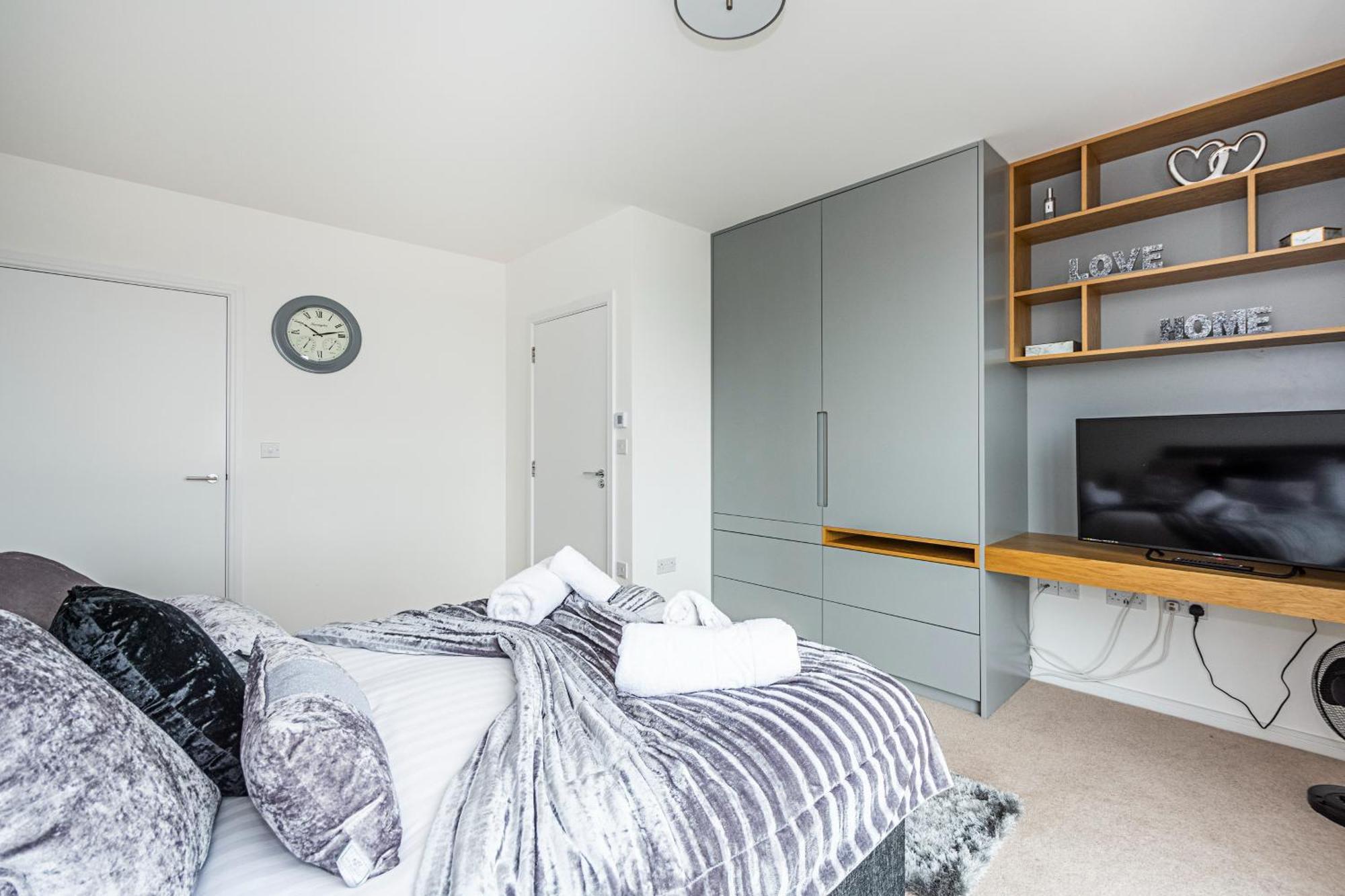 Chiswick Park 3 Bed 3 Bath West London - Parking Appartement Buitenkant foto