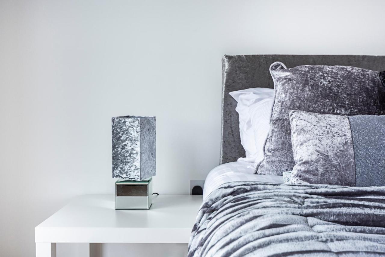 Chiswick Park 3 Bed 3 Bath West London - Parking Appartement Buitenkant foto