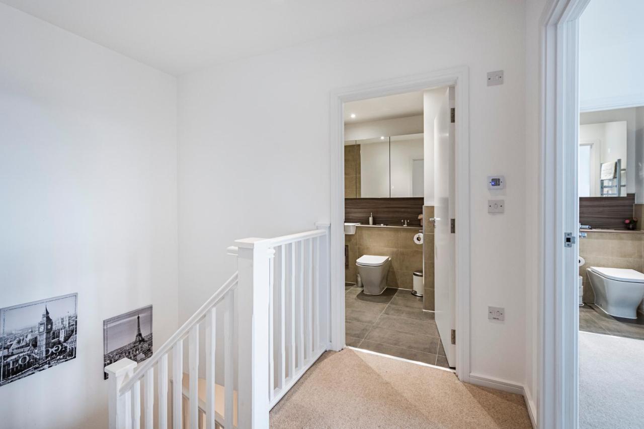 Chiswick Park 3 Bed 3 Bath West London - Parking Appartement Buitenkant foto