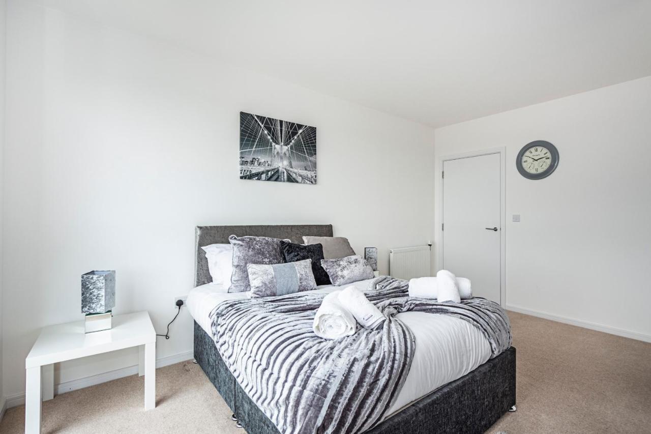 Chiswick Park 3 Bed 3 Bath West London - Parking Appartement Buitenkant foto
