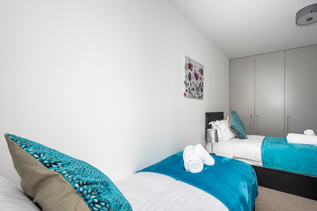 Chiswick Park 3 Bed 3 Bath West London - Parking Appartement Buitenkant foto