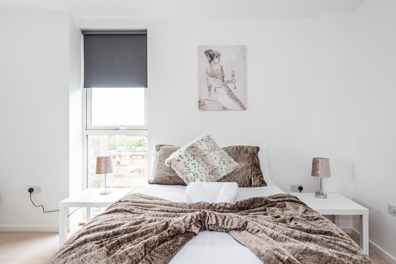Chiswick Park 3 Bed 3 Bath West London - Parking Appartement Buitenkant foto