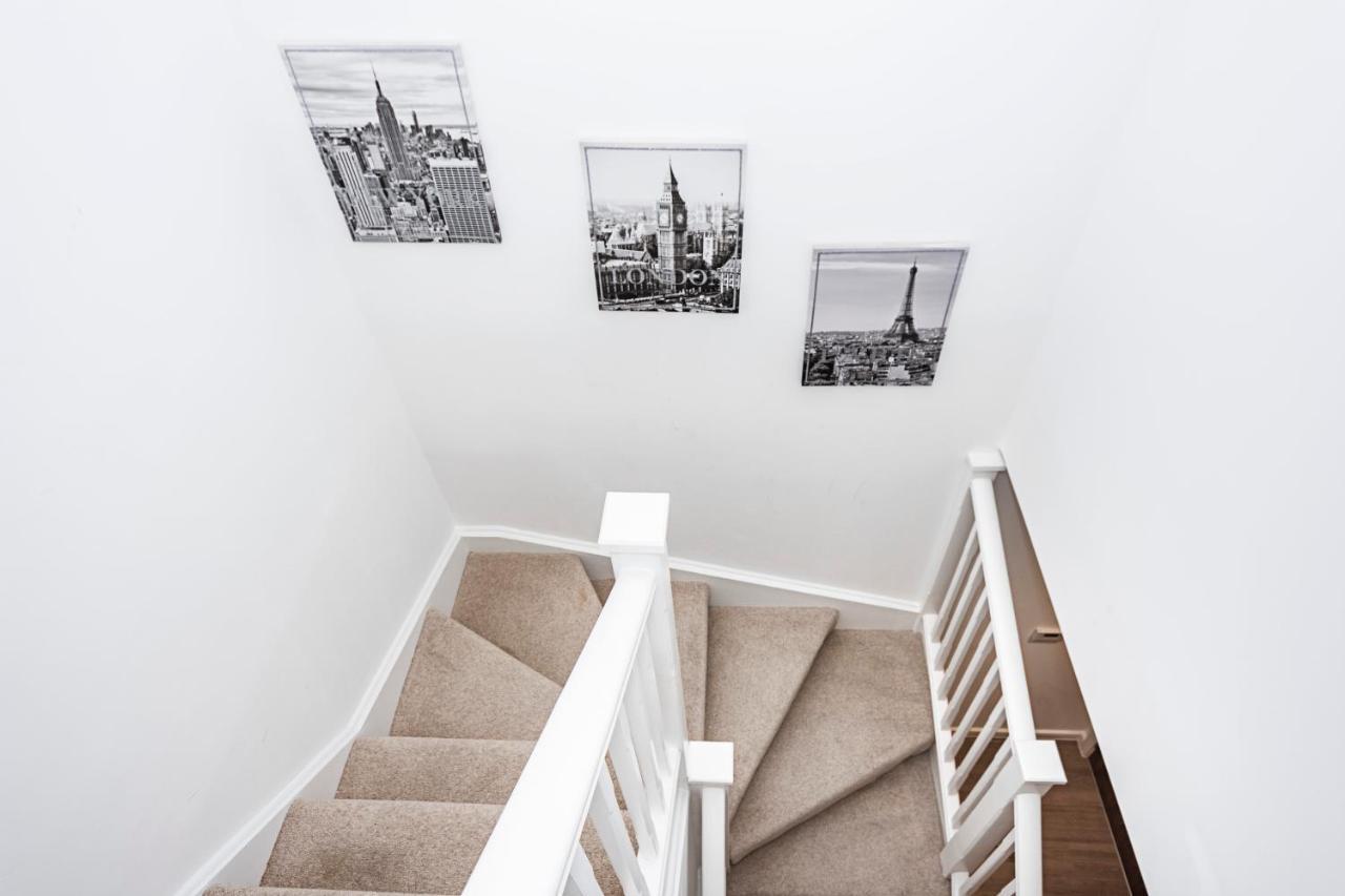 Chiswick Park 3 Bed 3 Bath West London - Parking Appartement Buitenkant foto