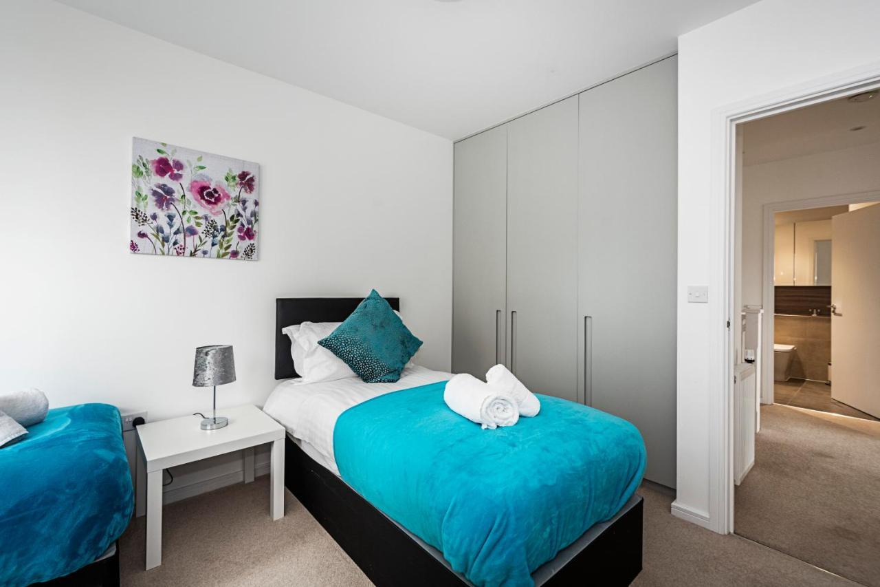 Chiswick Park 3 Bed 3 Bath West London - Parking Appartement Buitenkant foto